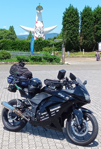 太陽の塔とバイク